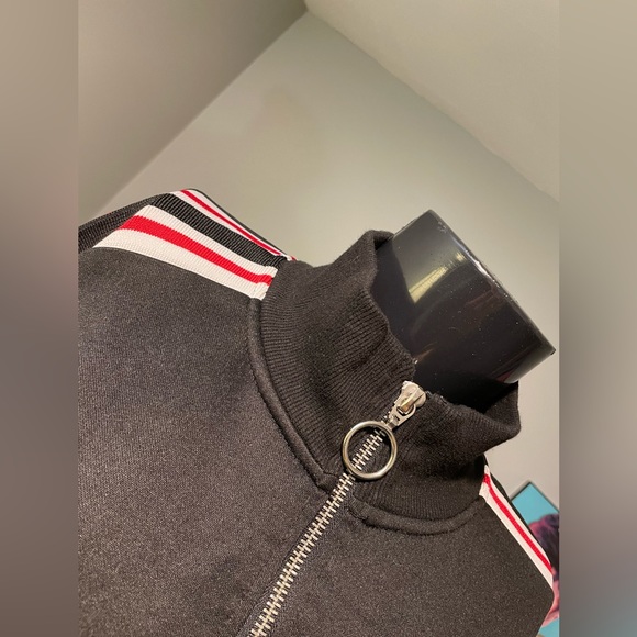 Women’s Kendall & Kylie Long Sleeve Crop ( Medium ) - Picture 3 of 4